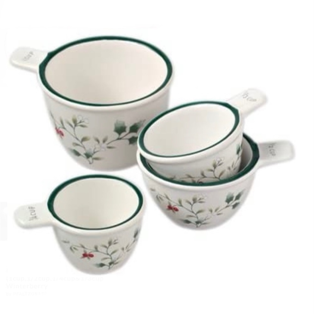 NWT Pfaltzgraff Winterberry Measuring Cup Set